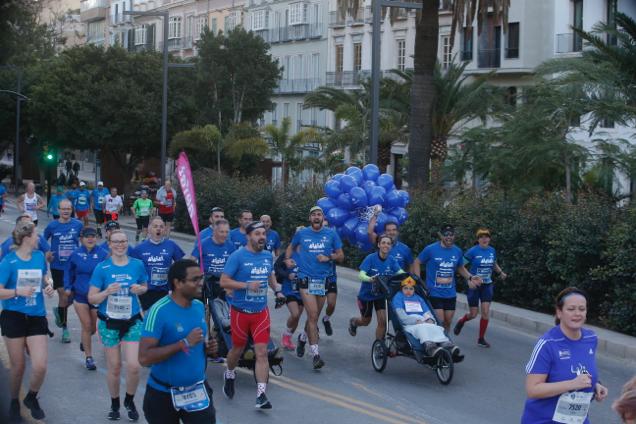 4.200 corredores han participado en la prueba este domingo. EN la imagen, los corredores, atravesando la Alameda Principal