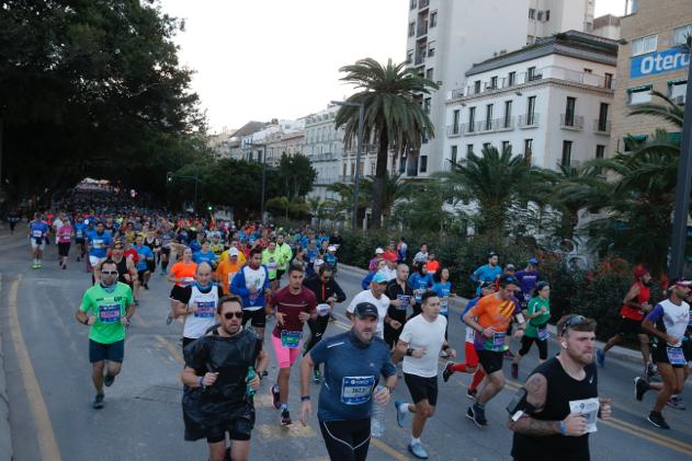 4.200 corredores han participado en la prueba este domingo. EN la imagen, los corredores, atravesando la Alameda Principal