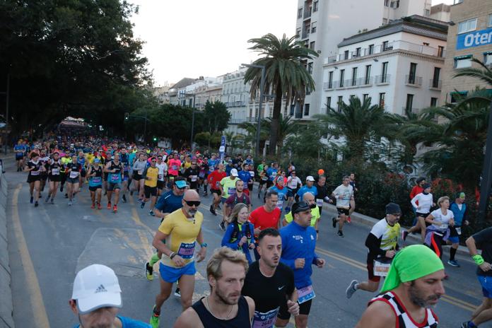 4.200 corredores han participado en la prueba este domingo. EN la imagen, los corredores, atravesando la Alameda Principal