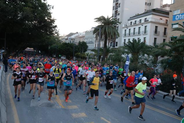 4.200 corredores han participado en la prueba este domingo. EN la imagen, los corredores, atravesando la Alameda Principal