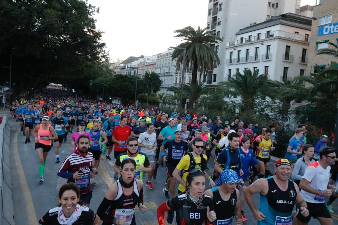 4.200 corredores han participado en la prueba este domingo. EN la imagen, los corredores, atravesando la Alameda Principal