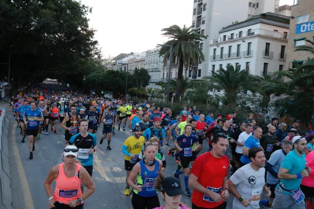 4.200 corredores han participado en la prueba este domingo. EN la imagen, los corredores, atravesando la Alameda Principal