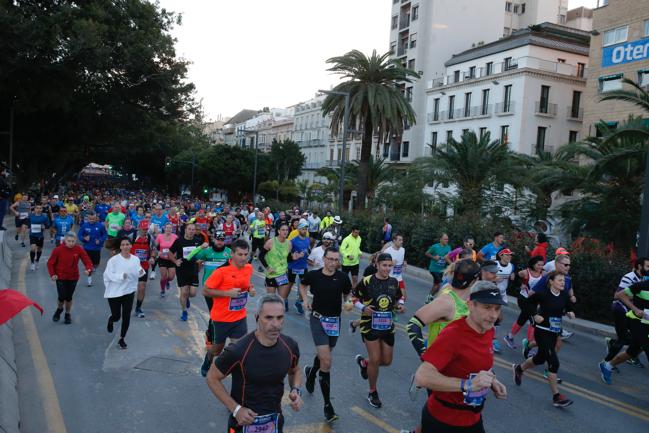 4.200 corredores han participado en la prueba este domingo. EN la imagen, los corredores, atravesando la Alameda Principal