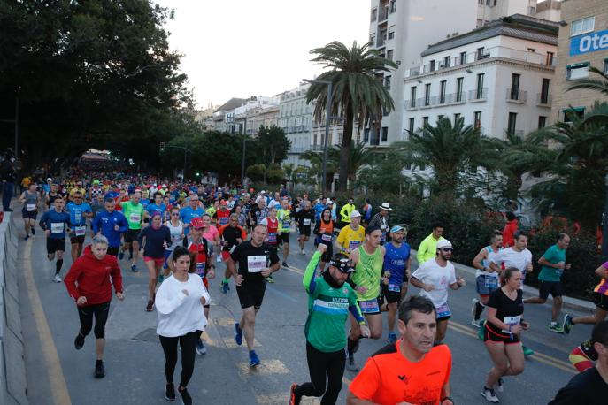 4.200 corredores han participado en la prueba este domingo. EN la imagen, los corredores, atravesando la Alameda Principal