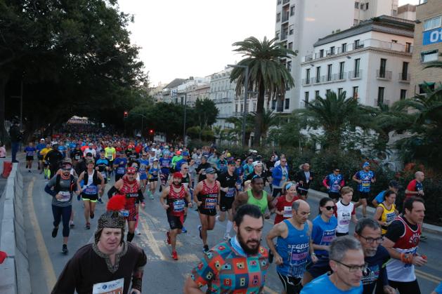 4.200 corredores han participado en la prueba este domingo. EN la imagen, los corredores, atravesando la Alameda Principal