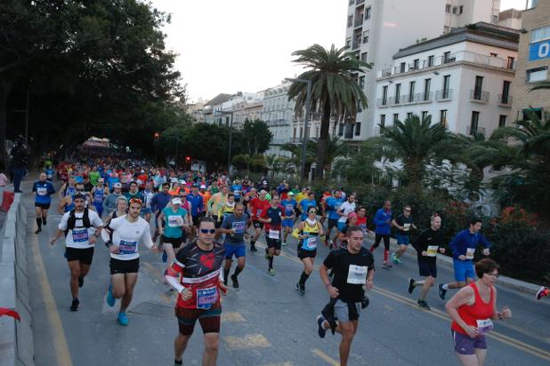 4.200 corredores han participado en la prueba este domingo. EN la imagen, los corredores, atravesando la Alameda Principal