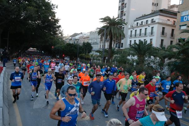 4.200 corredores han participado en la prueba este domingo. EN la imagen, los corredores, atravesando la Alameda Principal