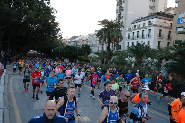 4.200 corredores han participado en la prueba este domingo. EN la imagen, los corredores, atravesando la Alameda Principal