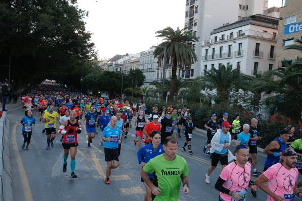 4.200 corredores han participado en la prueba este domingo. EN la imagen, los corredores, atravesando la Alameda Principal