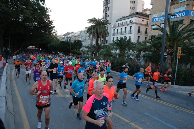 4.200 corredores han participado en la prueba este domingo. EN la imagen, los corredores, atravesando la Alameda Principal