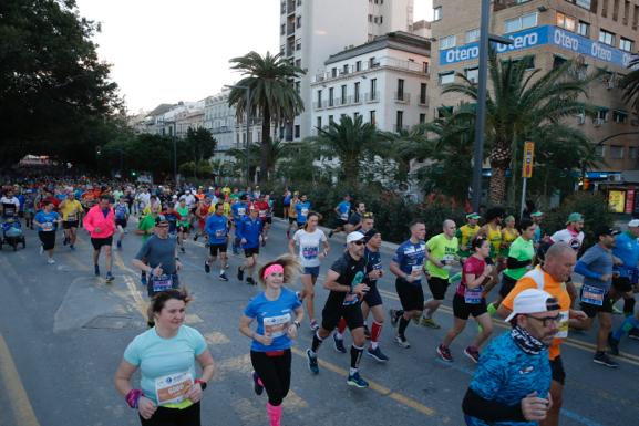 4.200 corredores han participado en la prueba este domingo. EN la imagen, los corredores, atravesando la Alameda Principal