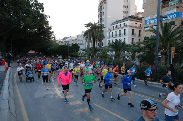 4.200 corredores han participado en la prueba este domingo. EN la imagen, los corredores, atravesando la Alameda Principal