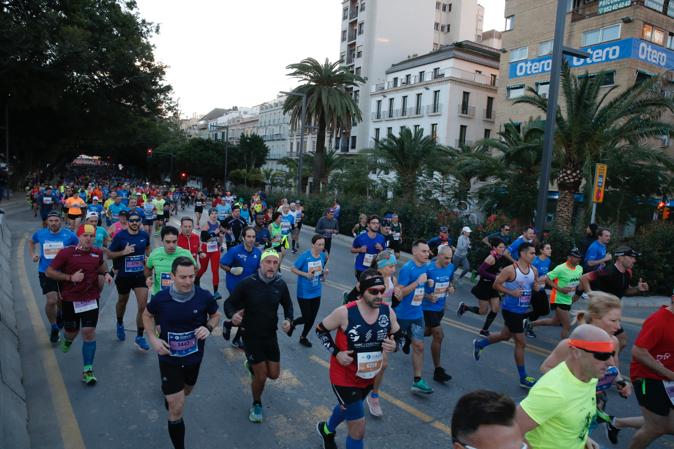 4.200 corredores han participado en la prueba este domingo. EN la imagen, los corredores, atravesando la Alameda Principal