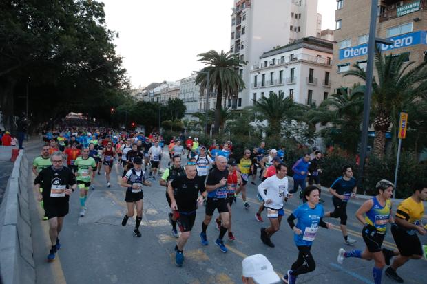 4.200 corredores han participado en la prueba este domingo. EN la imagen, los corredores, atravesando la Alameda Principal