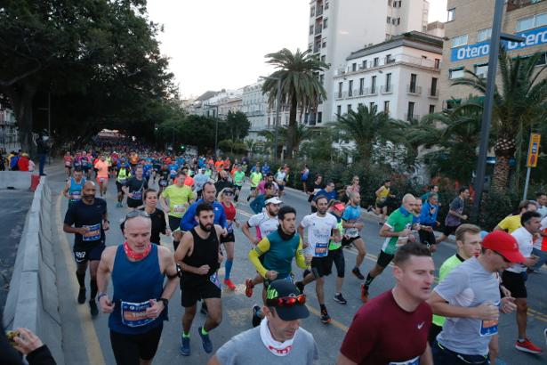 4.200 corredores han participado en la prueba este domingo. EN la imagen, los corredores, atravesando la Alameda Principal