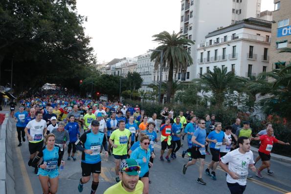 4.200 corredores han participado en la prueba este domingo. EN la imagen, los corredores, atravesando la Alameda Principal