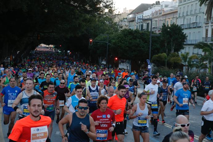 4.200 corredores han participado en la prueba este domingo. EN la imagen, los corredores, atravesando la Alameda Principal