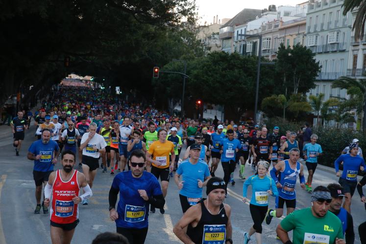 4.200 corredores han participado en la prueba este domingo. EN la imagen, los corredores, atravesando la Alameda Principal