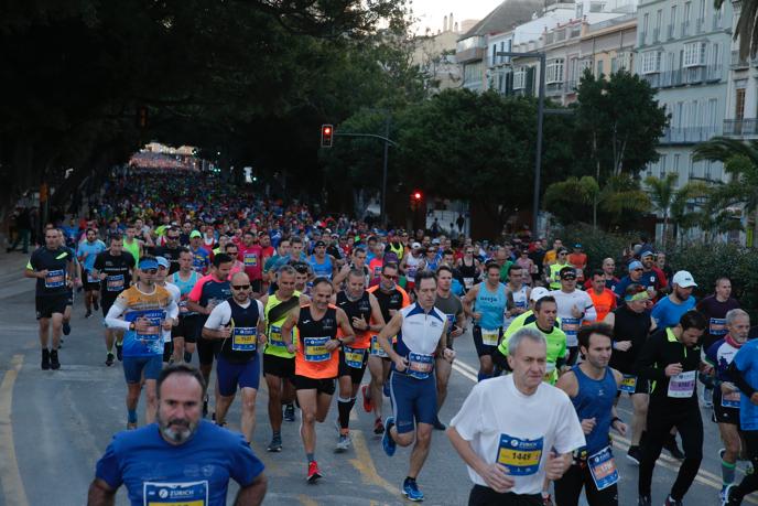 4.200 corredores han participado en la prueba este domingo. EN la imagen, los corredores, atravesando la Alameda Principal