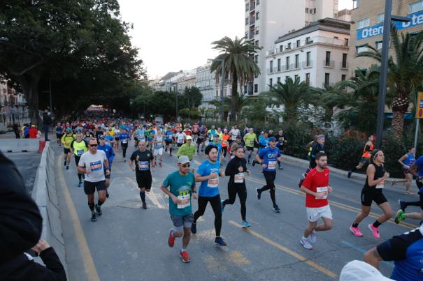 4.200 corredores han participado en la prueba este domingo. EN la imagen, los corredores, atravesando la Alameda Principal