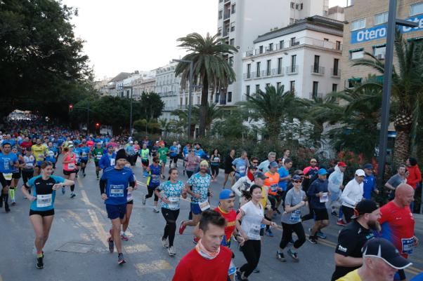 4.200 corredores han participado en la prueba este domingo. EN la imagen, los corredores, atravesando la Alameda Principal