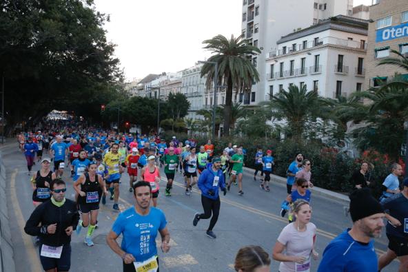 4.200 corredores han participado en la prueba este domingo. EN la imagen, los corredores, atravesando la Alameda Principal