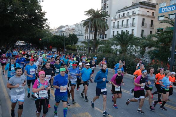 4.200 corredores han participado en la prueba este domingo. EN la imagen, los corredores, atravesando la Alameda Principal