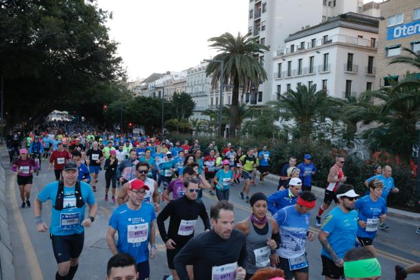 4.200 corredores han participado en la prueba este domingo. EN la imagen, los corredores, atravesando la Alameda Principal