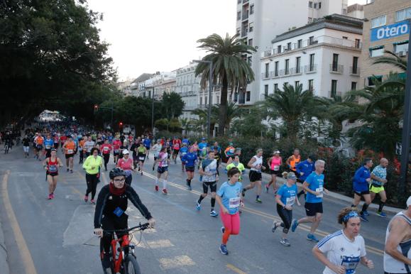 4.200 corredores han participado en la prueba este domingo. EN la imagen, los corredores, atravesando la Alameda Principal