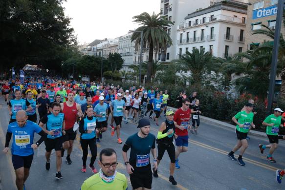 4.200 corredores han participado en la prueba este domingo. EN la imagen, los corredores, atravesando la Alameda Principal