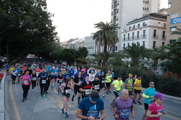 4.200 corredores han participado en la prueba este domingo. EN la imagen, los corredores, atravesando la Alameda Principal