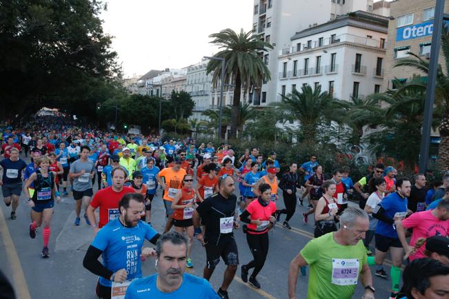 4.200 corredores han participado en la prueba este domingo. EN la imagen, los corredores, atravesando la Alameda Principal