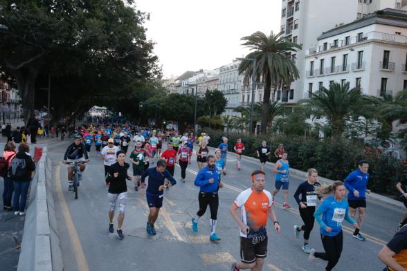 4.200 corredores han participado en la prueba este domingo. EN la imagen, los corredores, atravesando la Alameda Principal