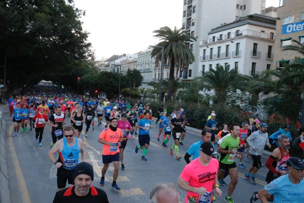 4.200 corredores han participado en la prueba este domingo. EN la imagen, los corredores, atravesando la Alameda Principal