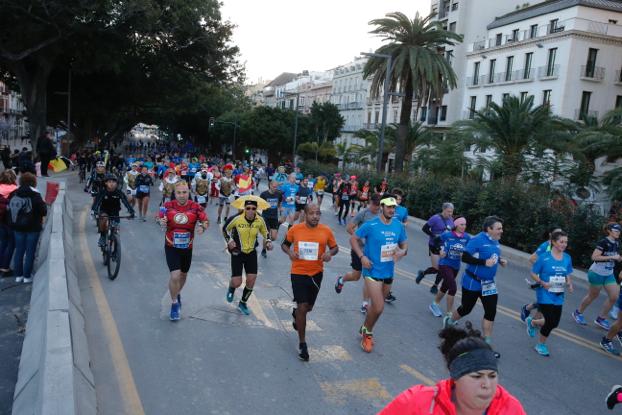 4.200 corredores han participado en la prueba este domingo. EN la imagen, los corredores, atravesando la Alameda Principal