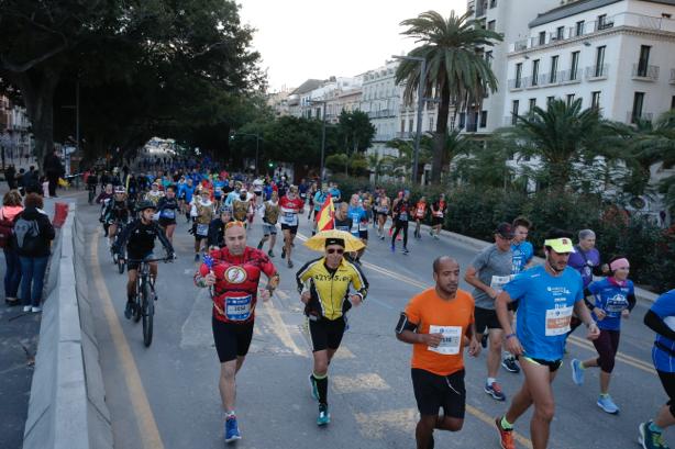 4.200 corredores han participado en la prueba este domingo. EN la imagen, los corredores, atravesando la Alameda Principal