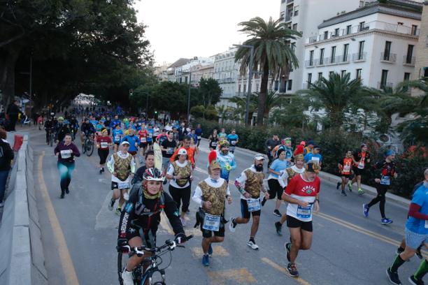 4.200 corredores han participado en la prueba este domingo. EN la imagen, los corredores, atravesando la Alameda Principal