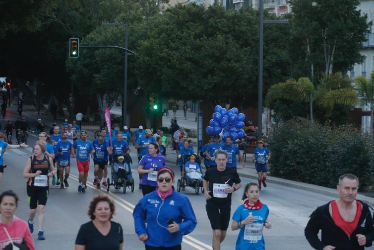 4.200 corredores han participado en la prueba este domingo. EN la imagen, los corredores, atravesando la Alameda Principal