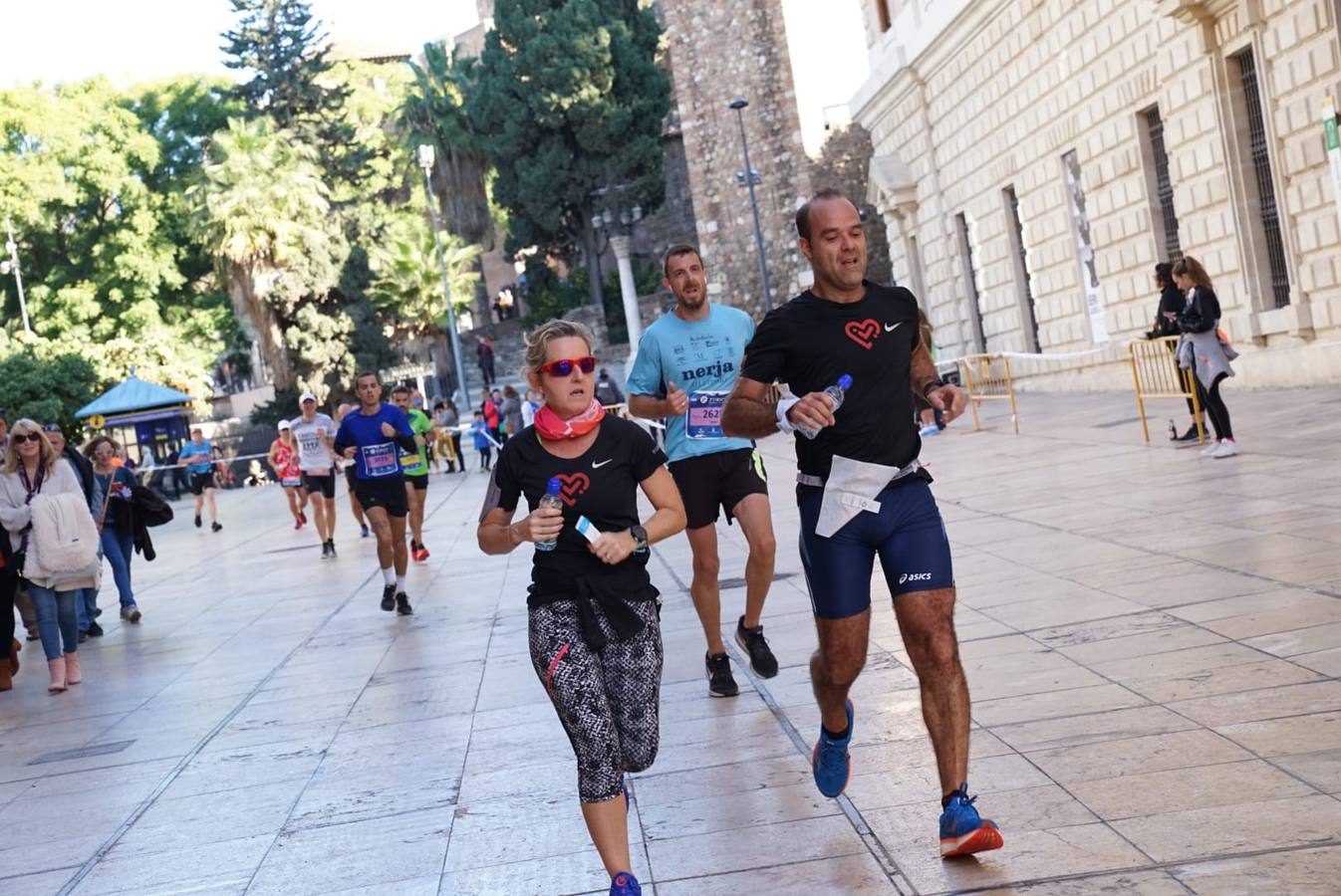 Los corredores, atravesando calle Alcazabilla y el palacio de la Aduana.