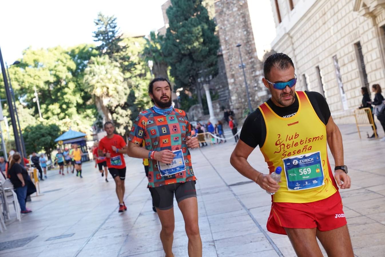 Los corredores, atravesando calle Alcazabilla y el palacio de la Aduana.