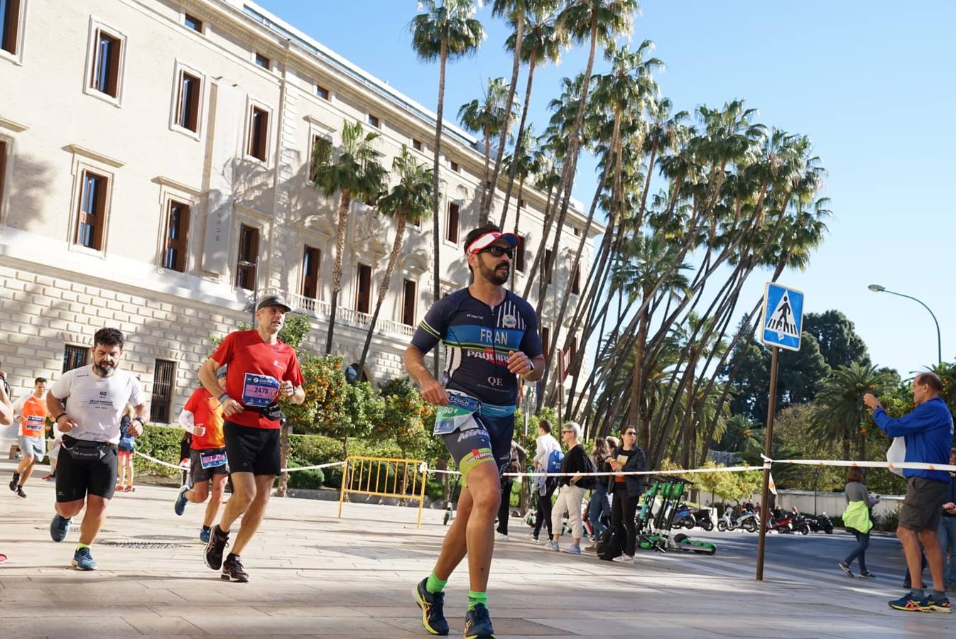 Los corredores, atravesando calle Alcazabilla y el palacio de la Aduana.