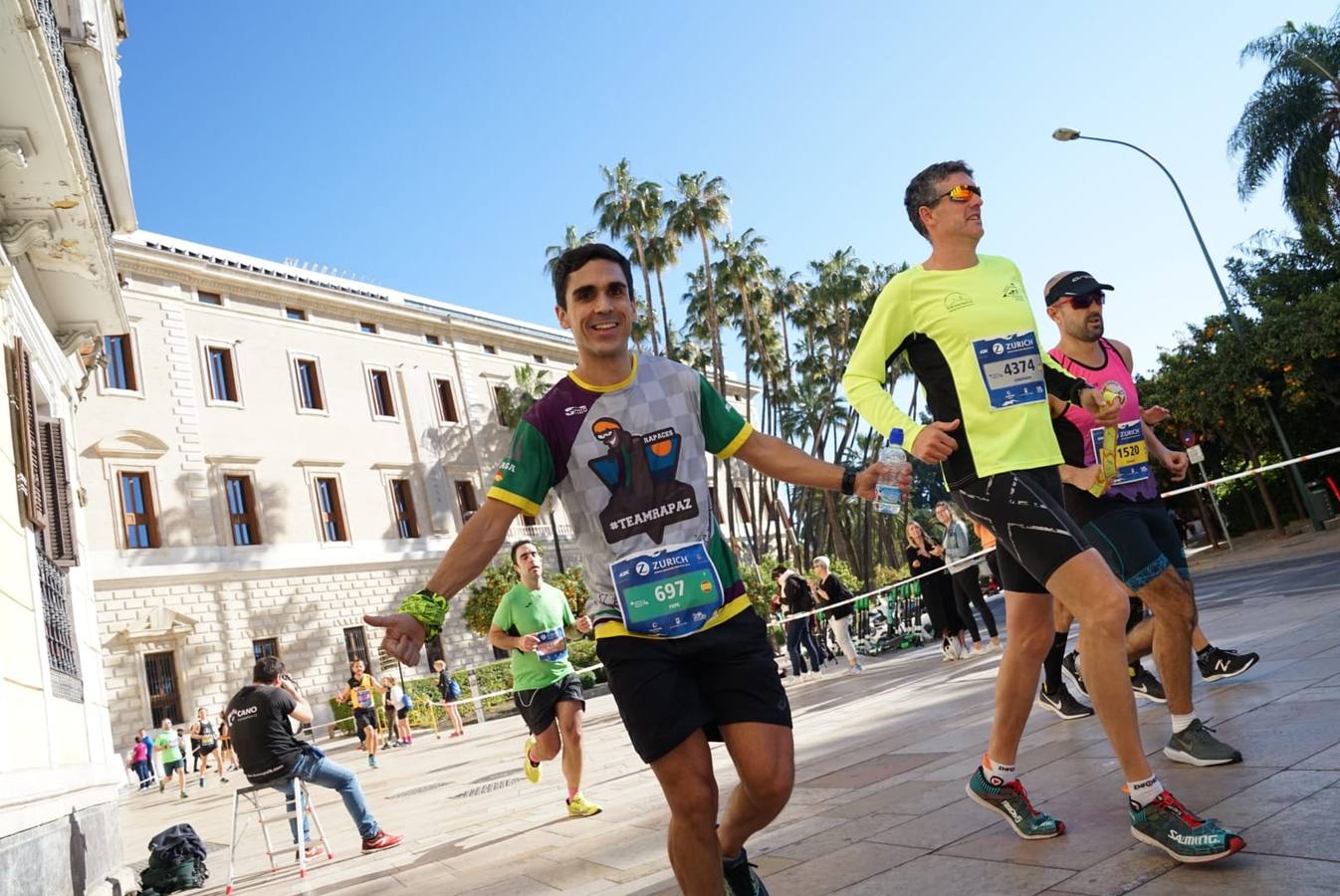 Los corredores, atravesando calle Alcazabilla y el palacio de la Aduana.