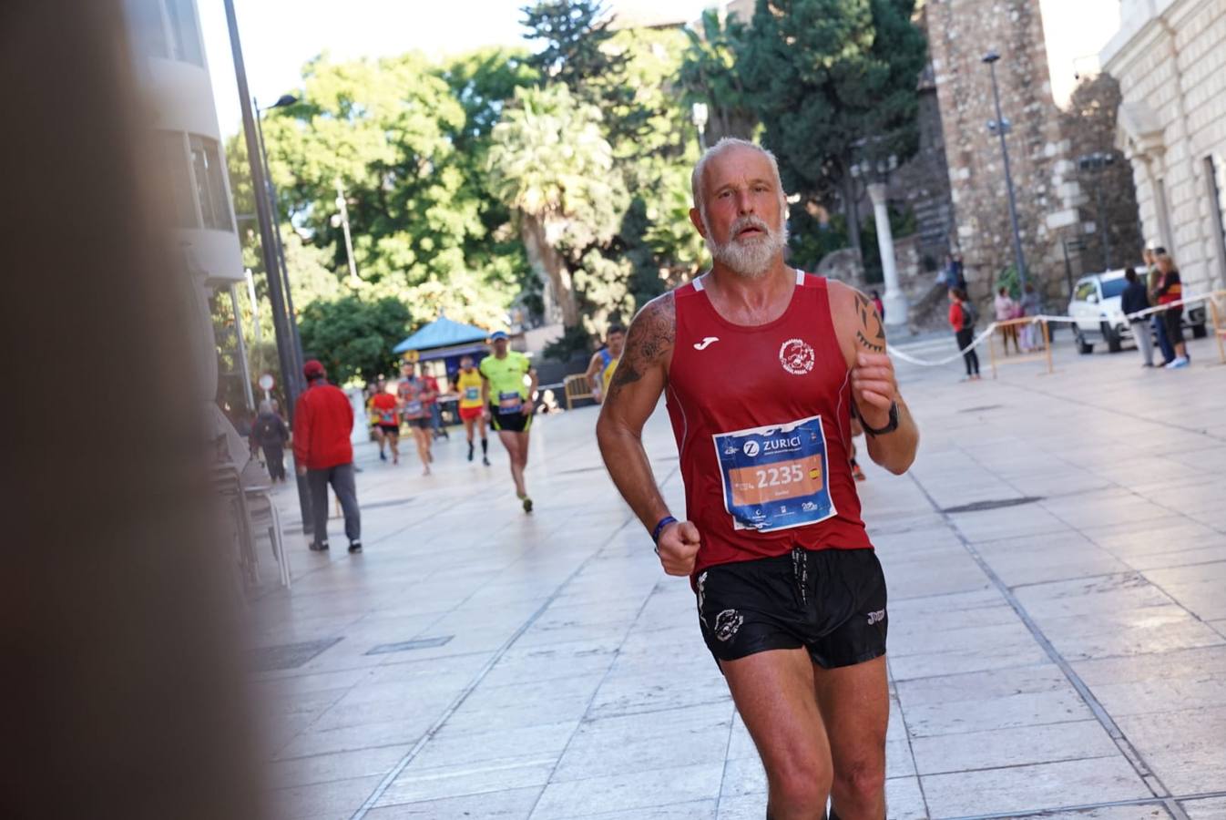 Los corredores, atravesando calle Alcazabilla y el palacio de la Aduana.