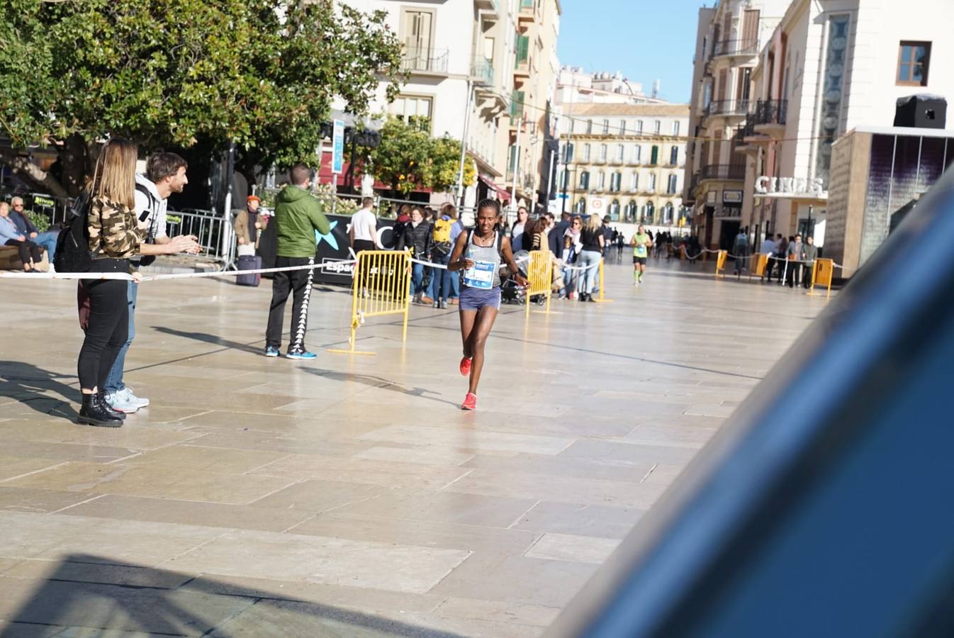 Los corredores, atravesando calle Alcazabilla.