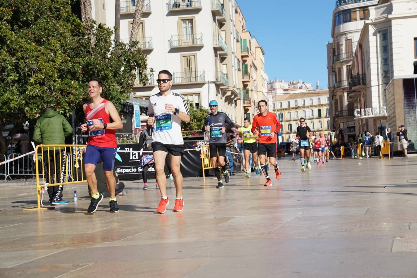 Los corredores, atravesando calle Alcazabilla.