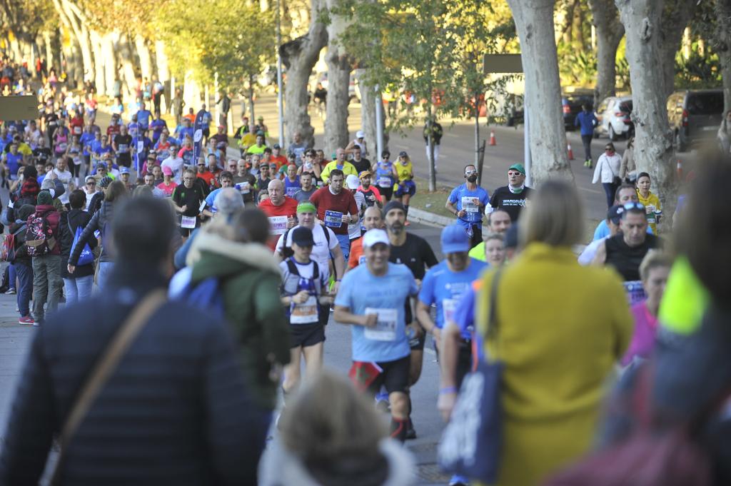 4.200 corredores han participado en la prueba este domingo. En la imagen los corredores pasan por el Paseo de los Curas y el Paseo de la Farola