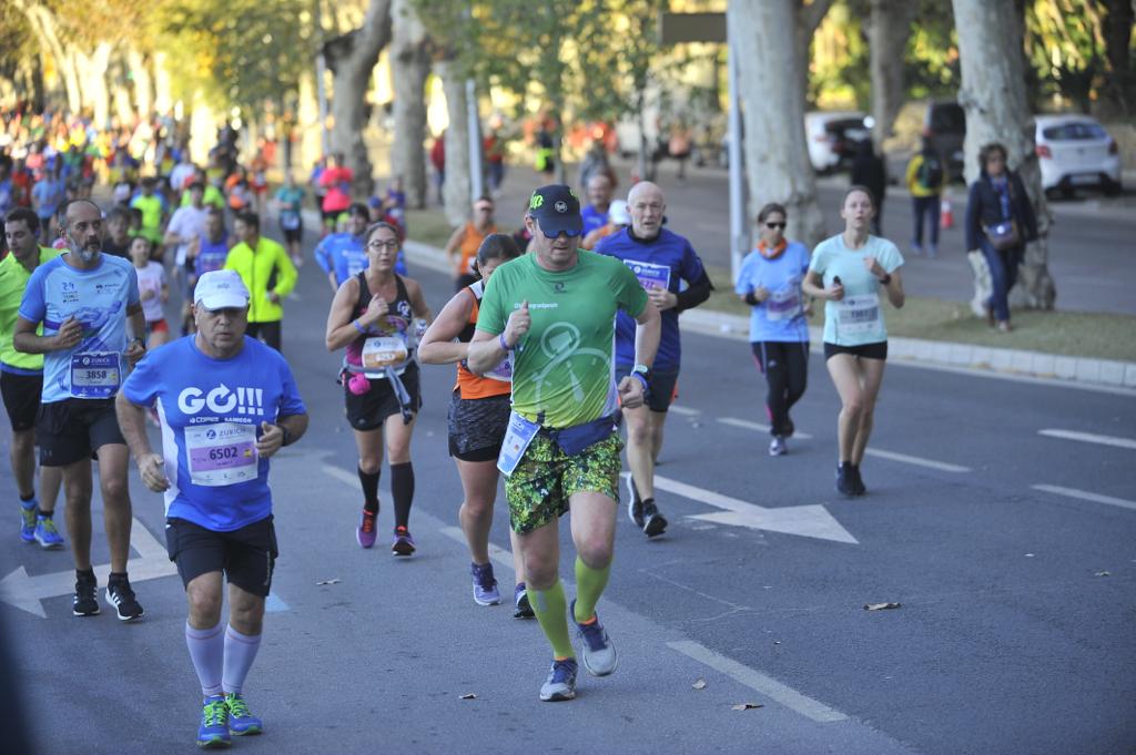 4.200 corredores han participado en la prueba este domingo. En la imagen los corredores pasan por el Paseo de los Curas y el Paseo de la Farola