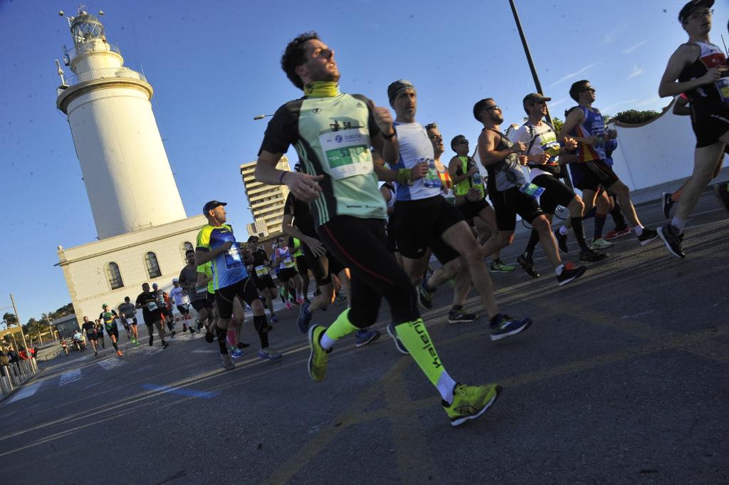 4.200 corredores han participado en la prueba este domingo. En la imagen los corredores pasan por el Paseo de los Curas y el Paseo de la Farola