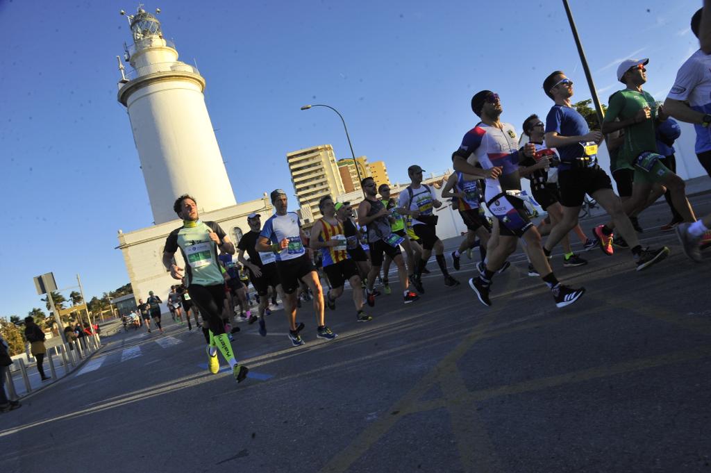 4.200 corredores han participado en la prueba este domingo. En la imagen los corredores pasan por el Paseo de los Curas y el Paseo de la Farola