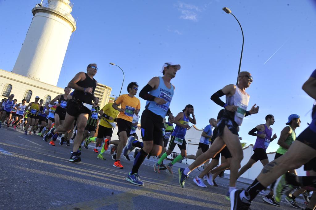 4.200 corredores han participado en la prueba este domingo. En la imagen los corredores pasan por el Paseo de los Curas y el Paseo de la Farola